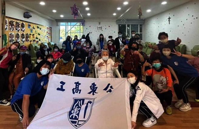 公东高工美髮科师生到圣母医院为阿公阿嬷义剪。（公东高工提供）