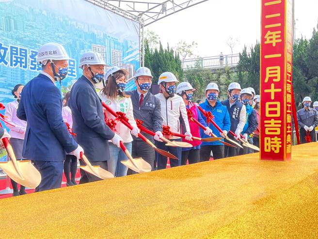 侯友宜主持开工动土典礼。（王扬杰摄）