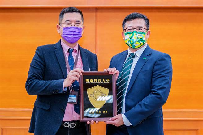 明新科大與新竹國泰醫院結盟運動醫學照護，由彭政雄副校長（左）與曾英智院長代表雙方簽署合作意向書。（羅浚濱攝）