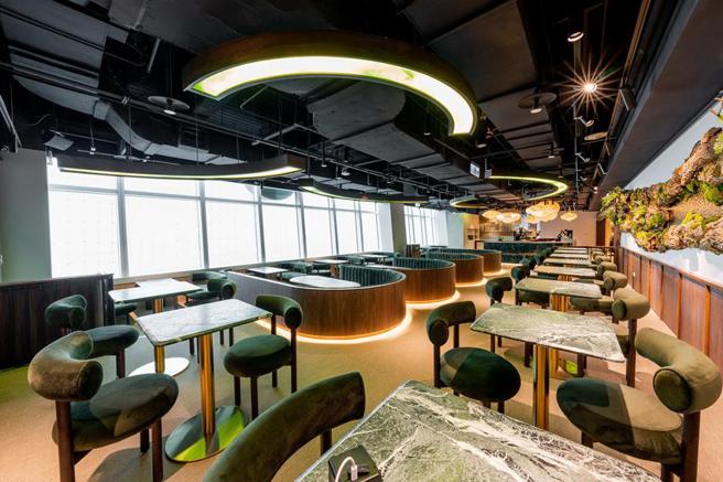 （「天空兴波 Simple Kaffa Sola」已正式进驻台北101大楼88楼，品牌强调重新定义咖啡五感体验。图／兴波咖啡提供）