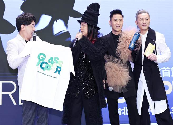 草蜢今特地准备礼物送给许久不见的主持人黄子佼（左）。（陈俊吉摄）