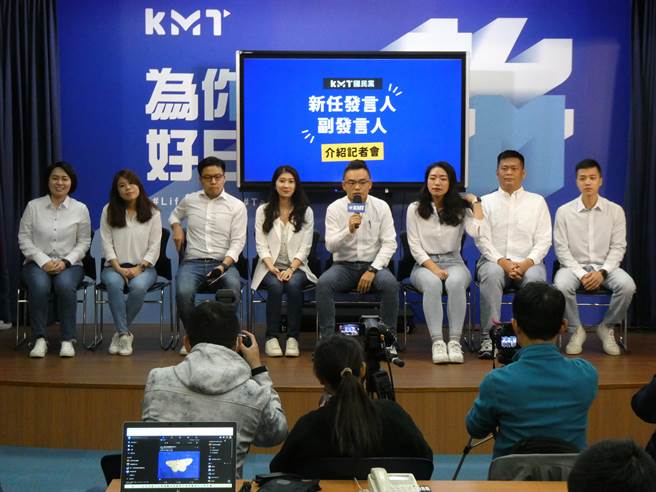 國民黨今天發布新發言人團，黨文傳會主委洪孟楷表示，新發言人團平均年齡僅30歲，來自北中南各區，也都具有碩士學位或正在就讀研究所，「保證論文都是自己寫的」，宣示國民黨與時俱進向前打拚，繼續努力向前，贏得台灣人民信任。（周志豪攝）