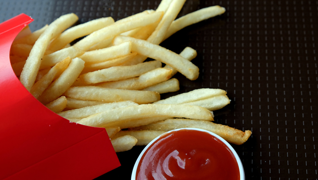 23岁李姓男子在麦当劳高雄一心店工作昏倒送医，住院5个月后死亡，李男父母提告求偿1000万元。高雄地院认为，麦当劳没有监督劳工在冷冻库工作应穿着御寒衣物，有7成过失，判麦当劳应赔472万元，可上诉。（示意图／达志影像）