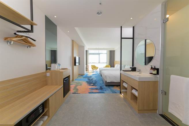 震大金郁金香推出「游园乐住房专案」，寿星4人加赠红葡萄酒1瓶。（震大金郁金香酒店提供）