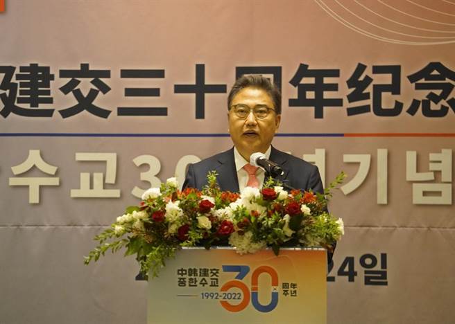 韩国外交部长官朴振（见图）才与中国新任外长秦刚通电话，中方10日突然宣布停办签证，韩方对此表示遗憾。（中新社资料照片）