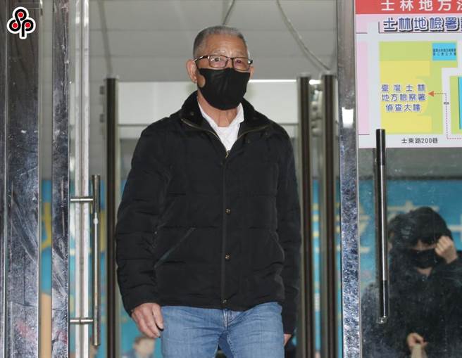 前國民黨中常委蕭景田涉及賄選案，士林地院認無羈押必要，裁定1500萬元交保，蕭在走出士林地院。（姚志平攝，本報資料照片）