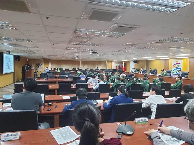 高市府于市政会议后办理净零排放专题演讲，强化各局处净零转型观念。（柯宗纬翻摄）