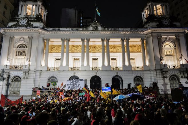 巴西前总统波索纳洛的大批支持者周末衝进政府机关。（图／路透社）