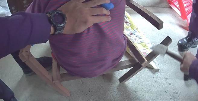 台東八旬老婦人卡在木椅動彈不得且昏迷，初鹿派出所員警就地取材拿起斧頭破壞木椅，將老婦順利救出送醫。（台東警察分局提供／蔡旻妤台東傳真）