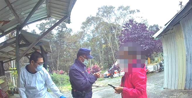 台東八旬老婦人卡在木椅動彈不得且昏迷，初鹿派出所員警就地取材拿起斧頭破壞木椅，將老婦順利救出送醫。（台東警察分局提供／蔡旻妤台東傳真）