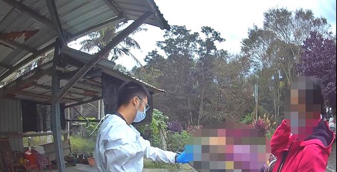 台東八旬老婦人卡在木椅動彈不得且昏迷，初鹿派出所員警就地取材拿起斧頭破壞木椅，將老婦順利救出送醫。（台東警察分局提供／蔡旻妤台東傳真）