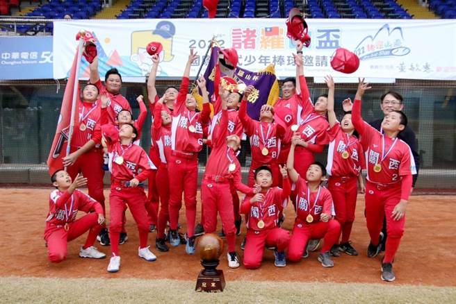關西國小棒球隊在近期兩項賽事中分獲冠亞軍，獲得縣長楊文科表揚。（新竹縣府提供／邱立雅竹縣傳真）