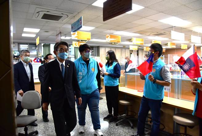 日本友好城市釧路市來訪，市長蝦名大也盼推動雙方包機直航。（花蓮市公所提供）