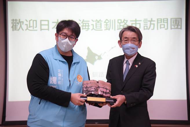 日本釧路市長蝦名大也組團訪花蓮市，市長魏嘉彥表達歡迎。（花蓮市公所提供）