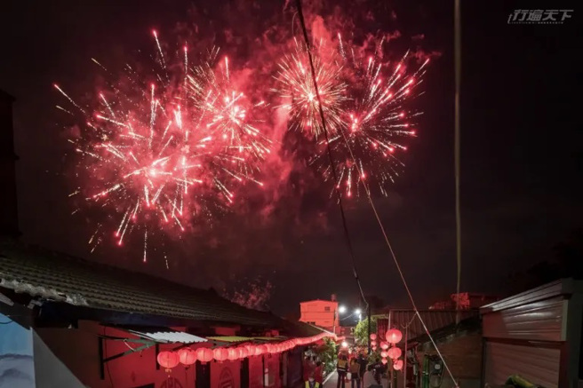 年节时分这里的老房子点缀着红灯笼，还会举办许多热闹的传统体验。（图片提供：芦竹湳古厝-苗栗县传统聚落文化协会）

