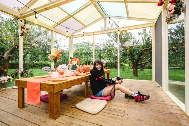 網美玻璃屋還有許多道具讓人拍到欲罷不能！(圖/行遍天下)