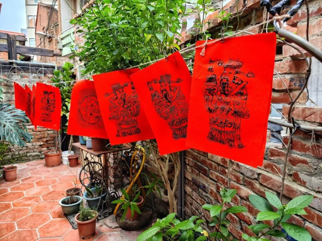 做好的门神木版年画作品晾晒阴乾后就可带回家镇宅。(图/行遍天下)