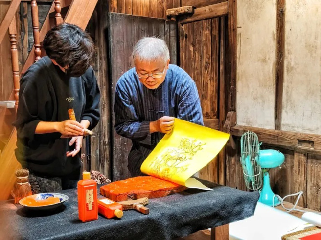 由木版年画专家杨永智老师亲自指导制作年画技巧。(图/行遍天下)