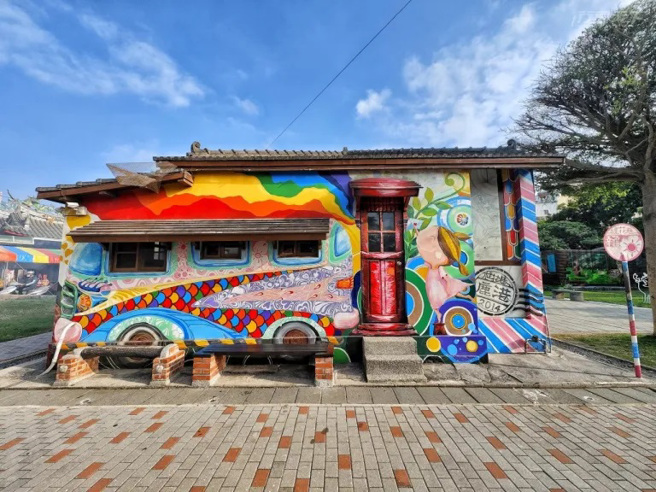 桂花巷艺术村白天走访除了有许多文创店家与艺术家工作室体验，更有缤纷的彩绘，是热门的拍照打卡点。(图/行遍天下)