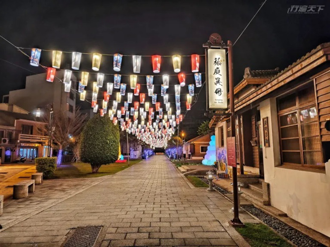 桂花巷艺术村美丽的花灯廊道是夜间最大看点。(图/行遍天下)
