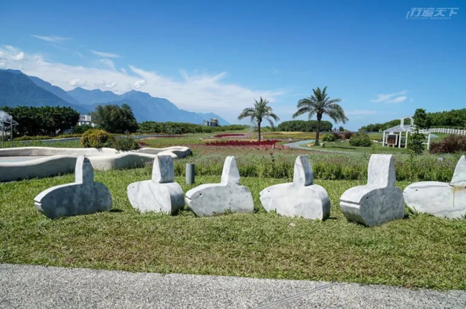 在曼波海洋生态休閒园区邂逅可爱的翻车鱼石雕。（摄影：跳跃的宅男）