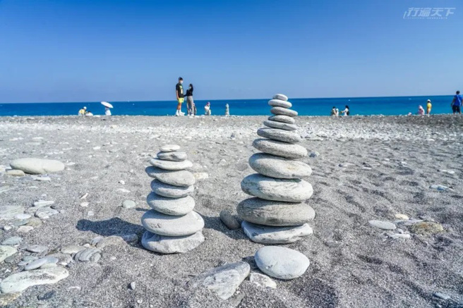 在曼波海滩玩石头迭迭乐。（摄影：跳跃的宅男）