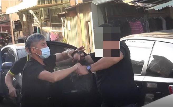 中市警查缉贩售枪枝案，逮捕杨男及李姓女友，并查扣毒品及枪枝零件。（警方提供／陈淑芬台中传真）