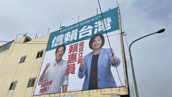 現任的台南市第1選區民進黨立委賴惠員，也同樣在附近掛出「信賴台灣」看板較勁。（張毓翎攝）