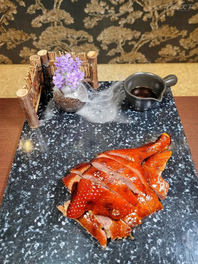 冰糖醬鴨（1/4隻）╱560元。屏東大鴨以椒鹽醃一天去腥，洗淨蒸熟再冷藏一天，用冰糖醬汁以小火「醬」2小時，醬色晶亮的鴨肉軟中帶嚼勁，鹹香涮嘴。(圖/行遍天下)
