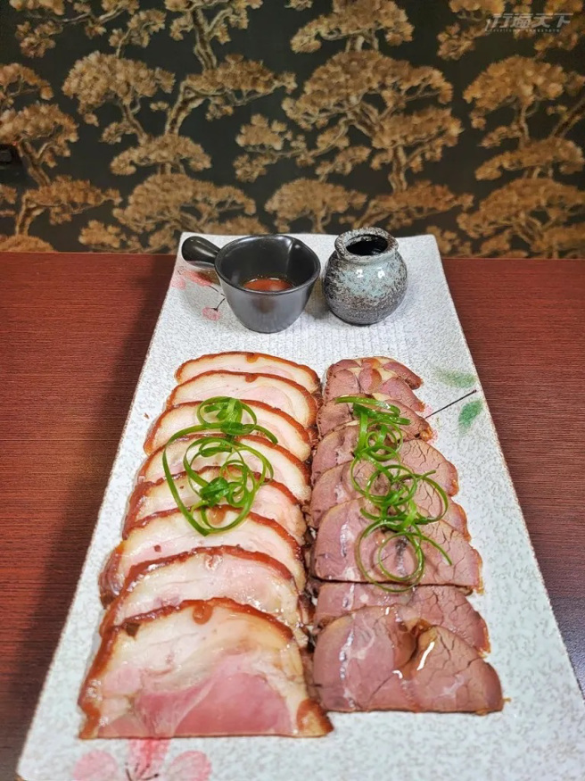 東北醬肘子、醬牛肉╱460元。醬肘子又叫綑蹄，經鹽醃、綑綁、滷製、醬製，口感軟嫩如膏，香腴爽口。醬牛肉醬香入味、嚼感十足，搭配蔥花更添風味。(圖/行遍天下)
