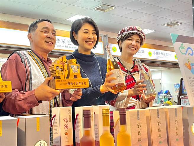 南投县议员林婷立（右）帮互新三酸合作社推广「卖1瓶，捐100元」公益活动，获南投县长许淑华肯定。（杨静茹摄）