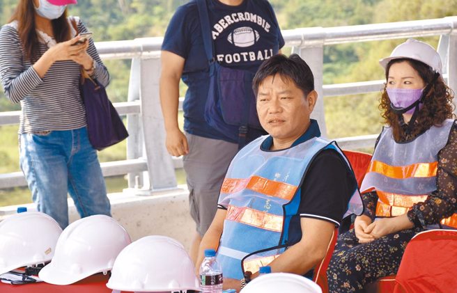 苗栗县三湾乡长温志强（前）。（本报资料照／谢明俊摄）
