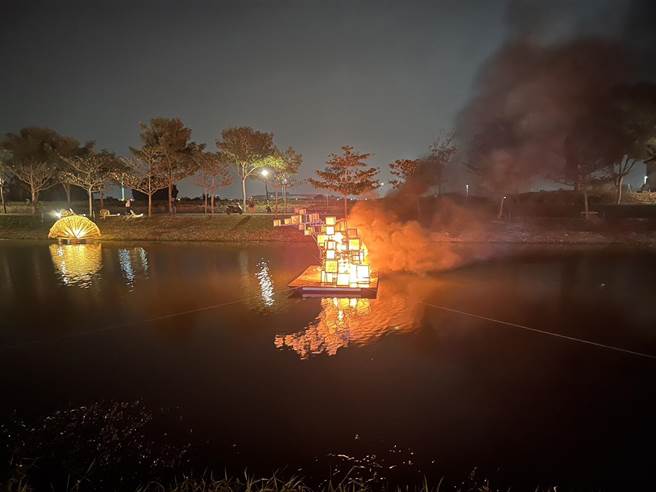 盐水月津港灯节一件艺术作品，10日晚间8点多突然起火燃烧。盐水消防分队获报后赶往灌救，迅速将火势扑灭。（读者提供／张毓翎台南传真）