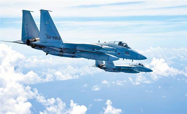 图为日本航空自卫队西南防空部队的战斗机紧急升空，应对东海上空的威胁。（摘自日本防卫省统合幕僚监部推特）