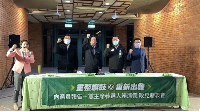 民进党立委范云、陈欧珀、赖清德副总统、宜兰县议会民进党团主委陈俊宇及前市长江聪渊（左起至右）齐喊「民进党，加油」。（吴佩蓉摄）