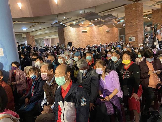 现场参与的党员人山人海。（吴佩蓉摄）