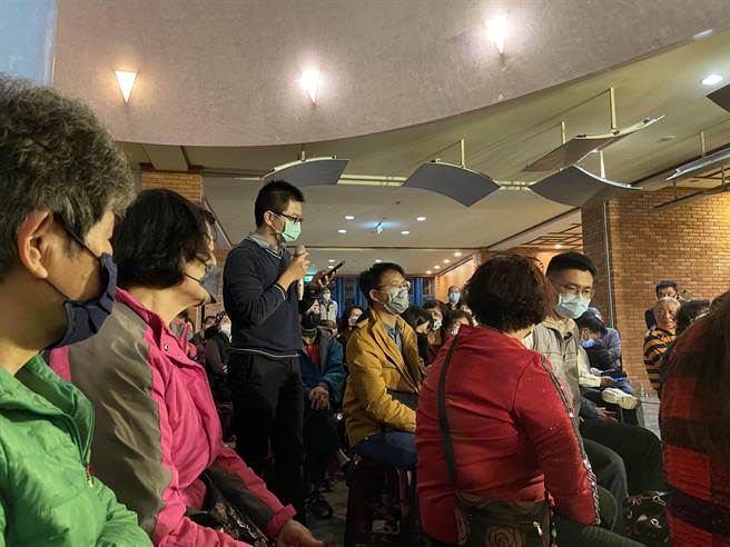 党员男女老少皆踊跃发言。（吴佩蓉摄）