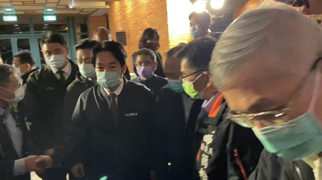 发表会结束后，党员争先恐后与赖清德副总统握手。（吴佩蓉摄）