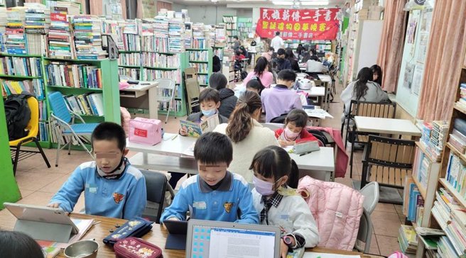 「民雄薪传二手书店」目前招收170名双低学生进行一对一家教教学。（取自黄金山脸书∕吕妍庭嘉义传真）