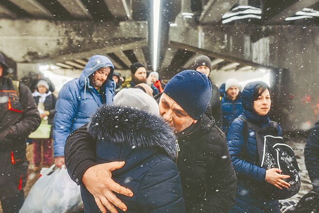 乌克兰总统泽伦斯基当地时间8日晚在录影谈话指出，乌军已调拨更多单位增援巴赫姆特与苏勒达尔，当地前线情况过去一周并无重大变化，但处境艰难。（新华社）