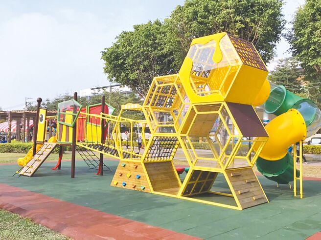 「蜜蜂及蜂巢共融遊具」以蜜蜂及蜂巢為意象，兼具遊憩和行銷太平農特產品蜂蜜的功能。（台中市太平區公所提供／馮惠宜台中傳真）