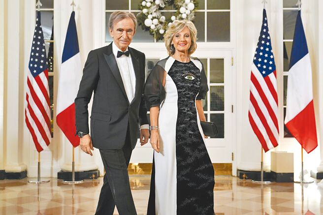 疫后奢华风起，法国LVMH集团主席阿诺以1866亿美元的身价成为世界首富，图为阿诺与妻子Helene Mercier受邀出席白宫晚宴。（美联社）