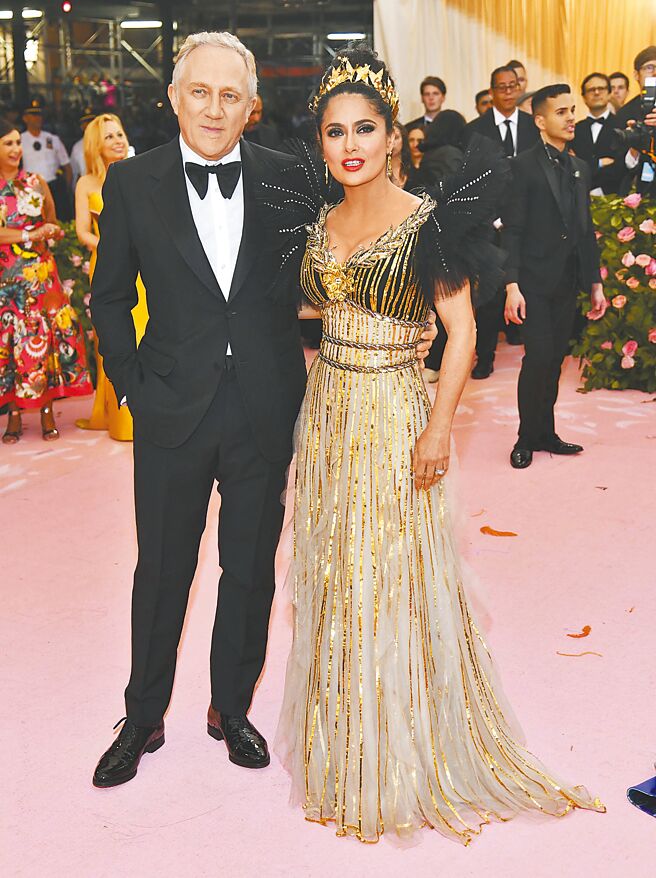 开云集团在疫情期间每年业绩都呈两位数字成长，图为开云集团执行长皮诺与妻子莎玛海耶克。（美联社）