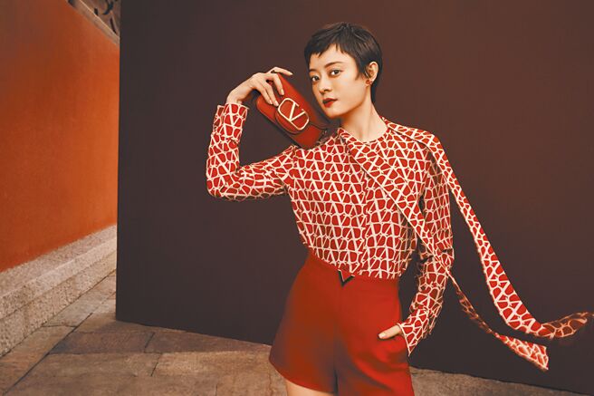 孙俪精彩演绎VALENTINO鲜艳标志色彩「ROSSO红」。（VALENTINO提供）