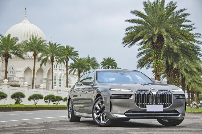 BMW 740i Excellence车身长达5391mm，外观承袭自经典的C柱Hofmeister Kink倒勾转折，拥有饱满俐落的肩线，展现顶级豪华车系的姿态。（陈大任摄）