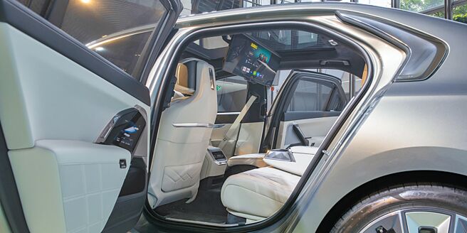 31.3吋BMW悬浮式剧院萤幕结合后座豪华总裁座舱。（陈大任摄）