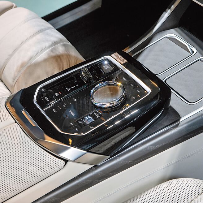 中央鞍座控台奢华精致。（陈大任摄）