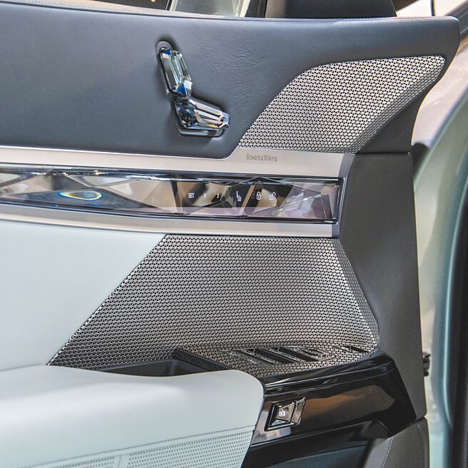 车门饰板大量使用水晶。（陈大任摄）