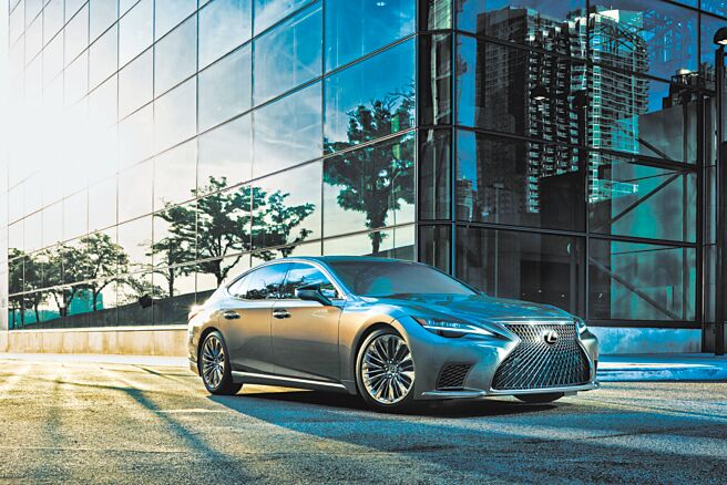 LEXUS LS 500h採油电混合动力，具359ps／35.7kgm最大动力输出，0-100km／h加速需5.4秒。（和泰汽车提供）