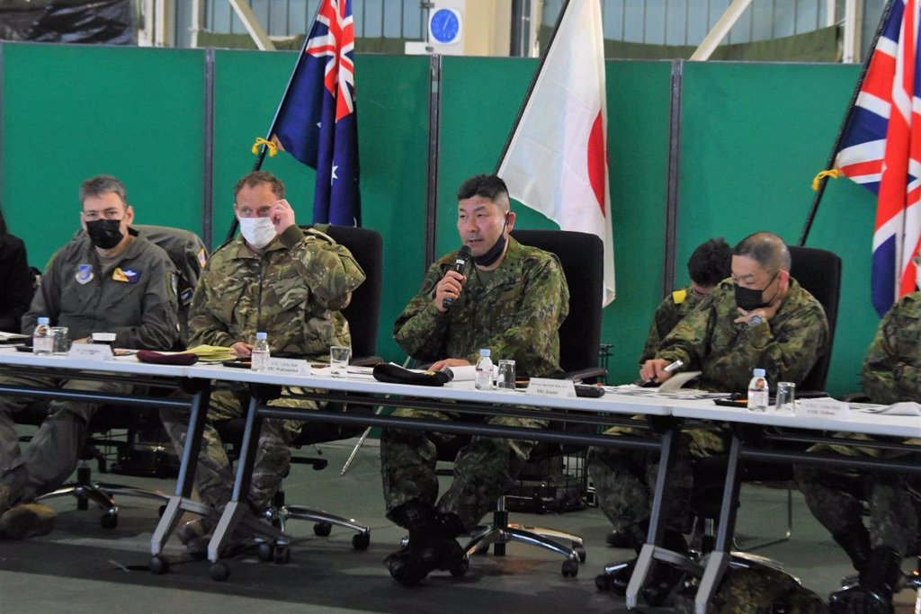1月6日，陆自第一空降旅开始进行空降训练前，来自美国、英国和澳洲的伞兵指挥官参加2023年国际空降兵指挥官会议。（陆上自卫队）(photo:ChinaTimes)